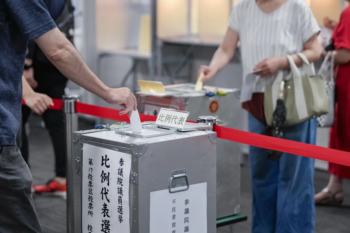 彭博市场综述：日本政局不确定性推高日元