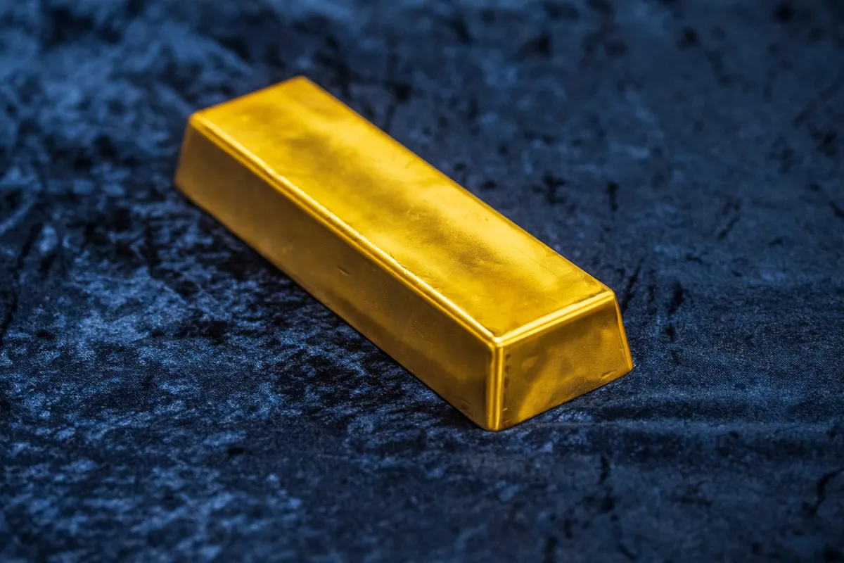 彭博：押注美联储降息激增后黄金价格在接近历史高位附近持稳