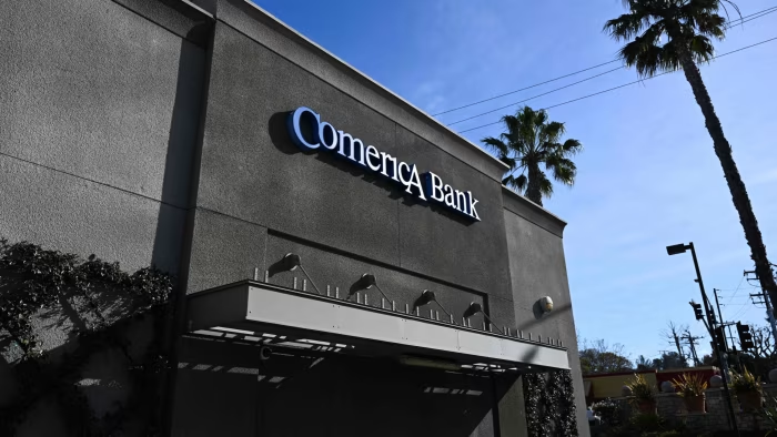 金融时报：特朗普时代监管机构加速审批美国银行交易激增