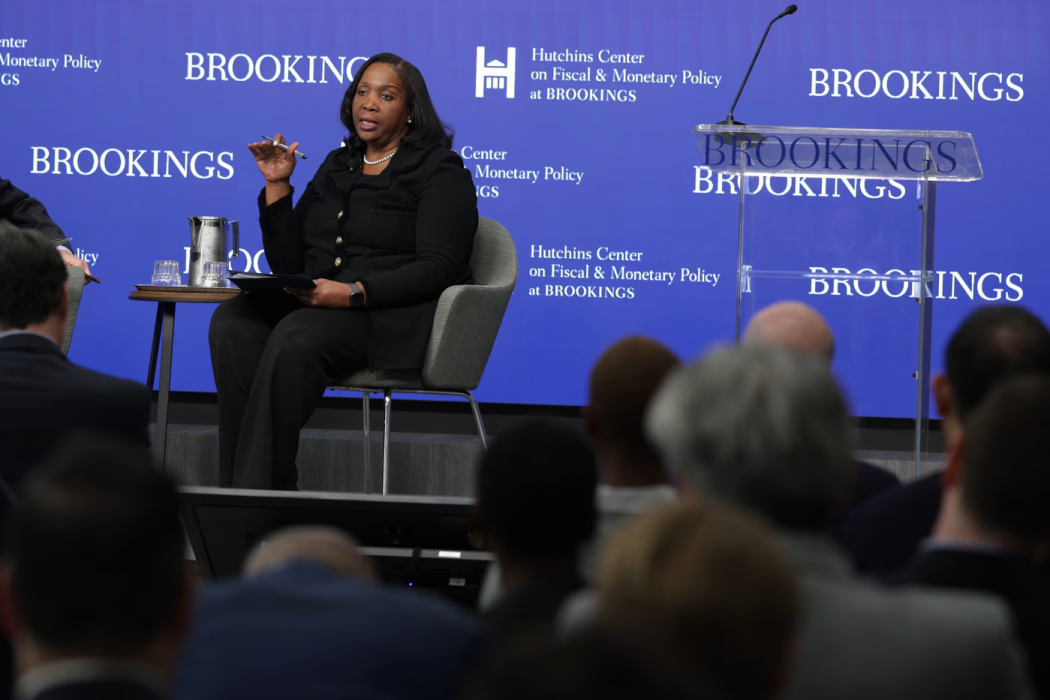 华尔街日报：身陷困境的美联储理事丽莎·库克对最近的降息表示支持