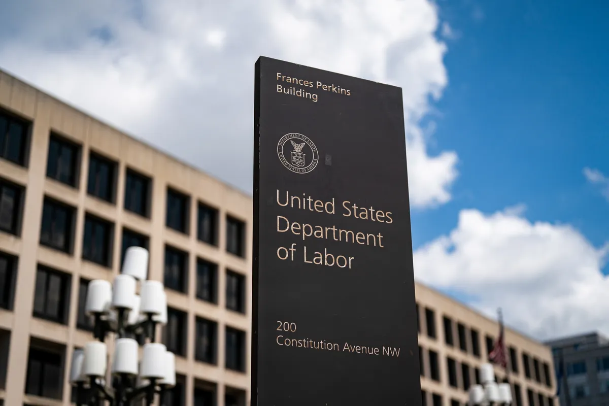 彭博市场综述：股市下跌美联储疑云笼罩数据风暴将至