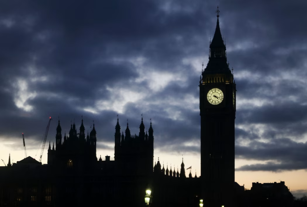 华尔街日报：国债收益率上升，英镑下跌，预算担忧再现