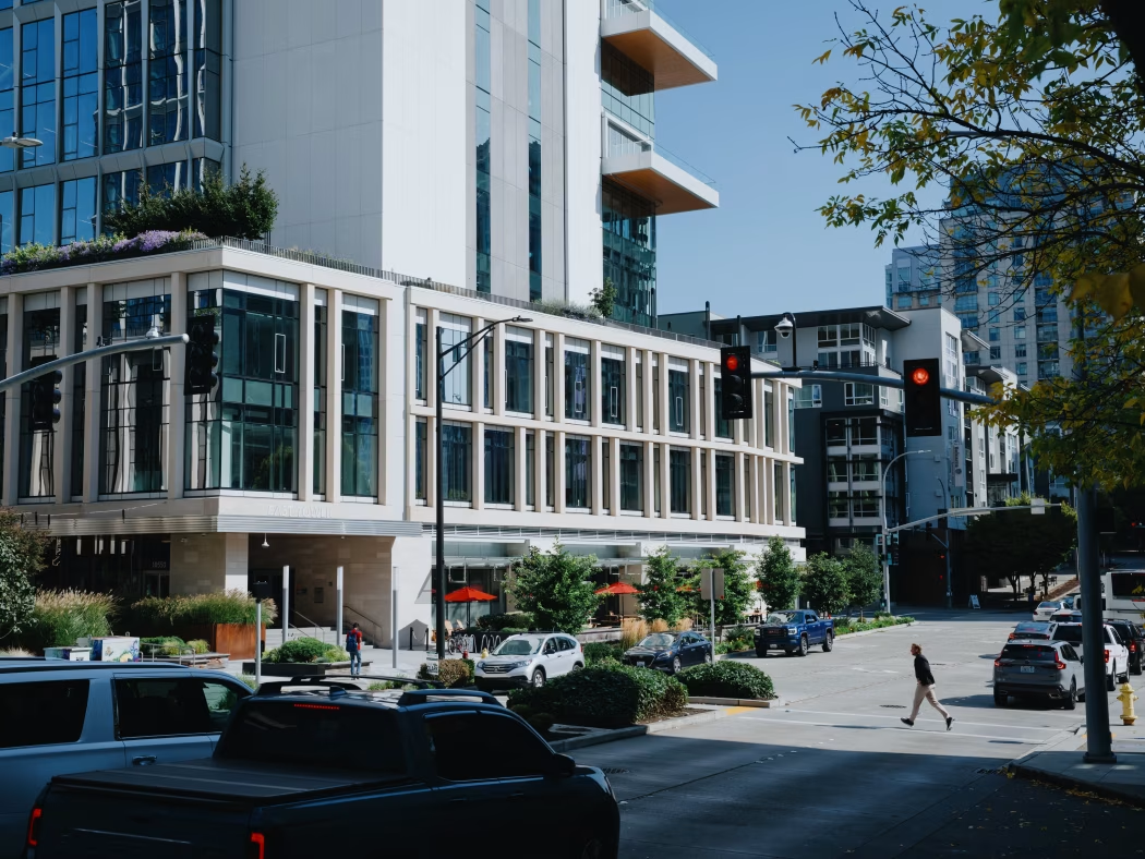 华尔街日报：受人工智能和裁员惊吓，白领工人感到安全感正在流失