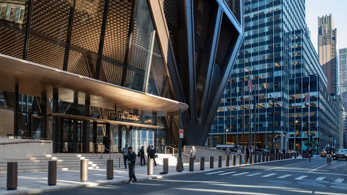 金融时报：戴蒙试图说服摩根大通投资者接受每周20亿美元的成本账单