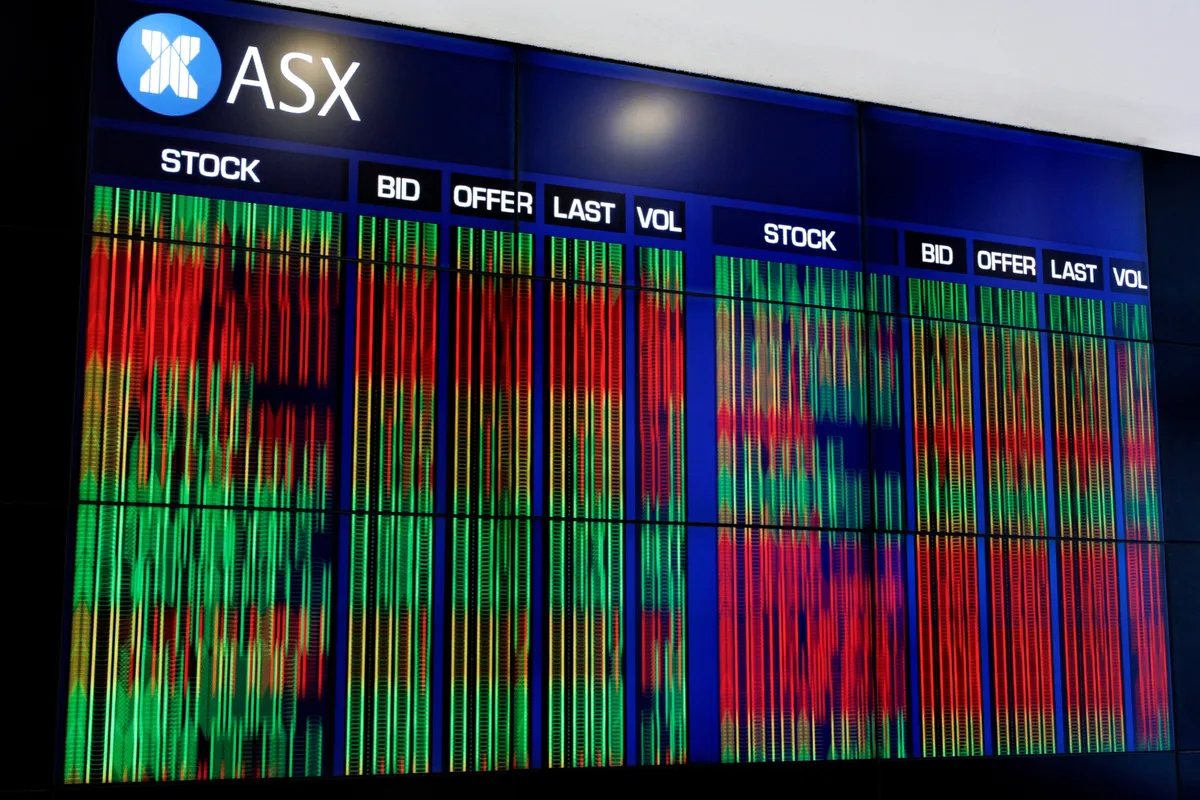 彭博市场综述：股市上涨，经济数据意外向好，油价剧烈震荡
