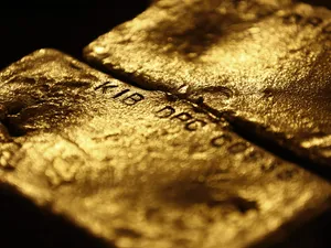 彭博： 黄金在两日下跌后企稳因油价进一步上涨