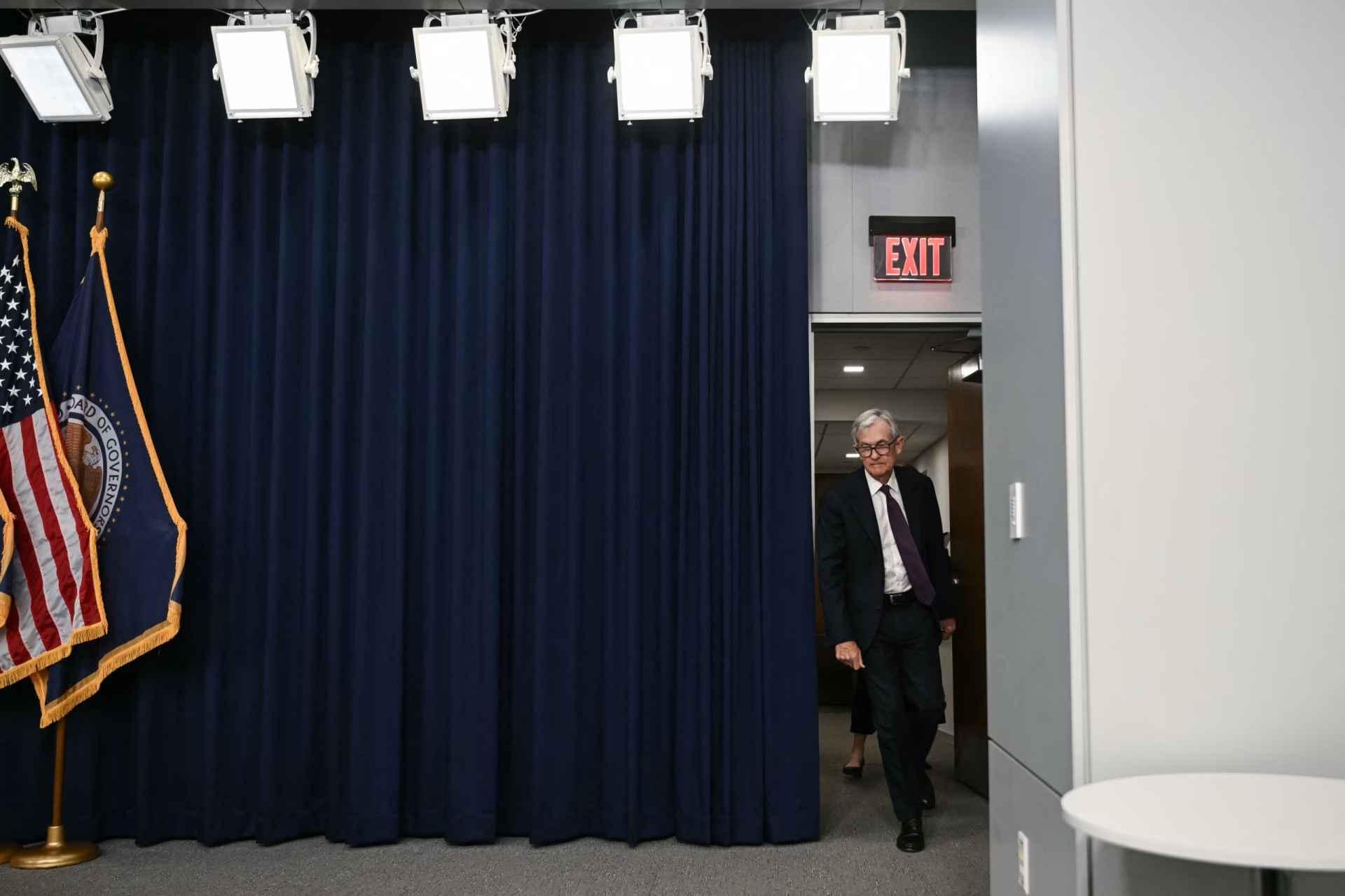 华尔街日报： 美联储主席对峙背后的一个存在数十年的法律问题