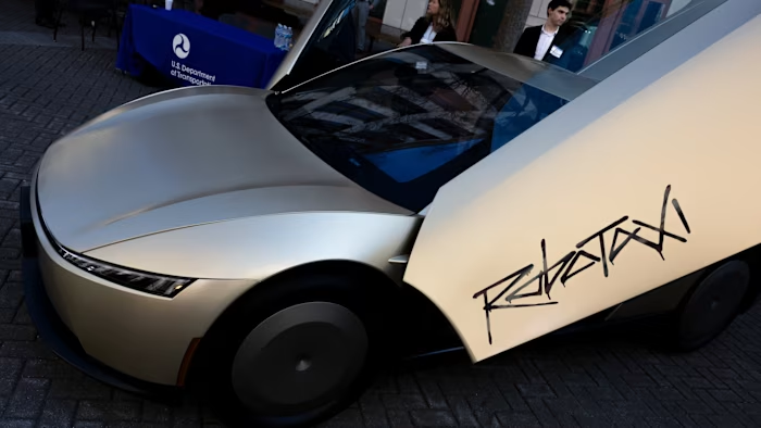 金融时报： 特斯拉增加支出预测至250亿美元马斯克加倍押注人工智能