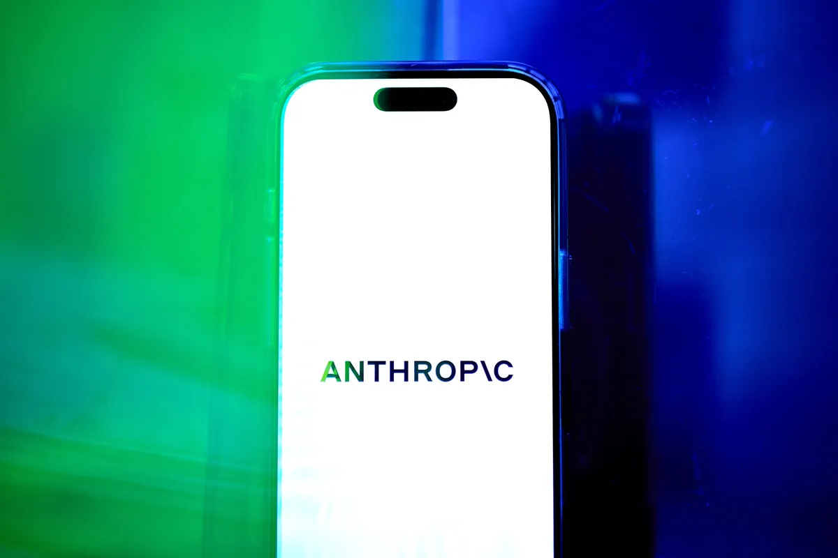 彭博： Anthropic 洽谈融资 300 亿美元，估值 9000 亿美元