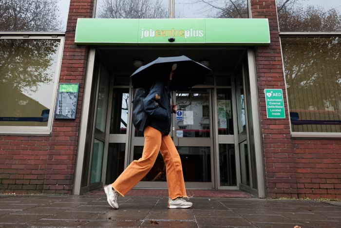 华尔街日报： 英国失业率保持稳定劳动力市场呈现疲软迹象